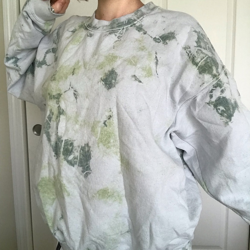 UO Renewal turquoise tie dye crewneck